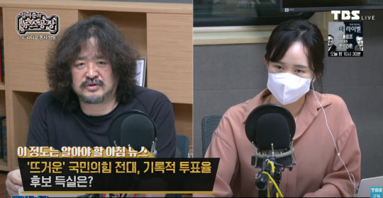 김어준씨가 9일 TBS라디오 김어준의 뉴스공장을 진행하고 있다. TBS 유튜브 채널 갈무리